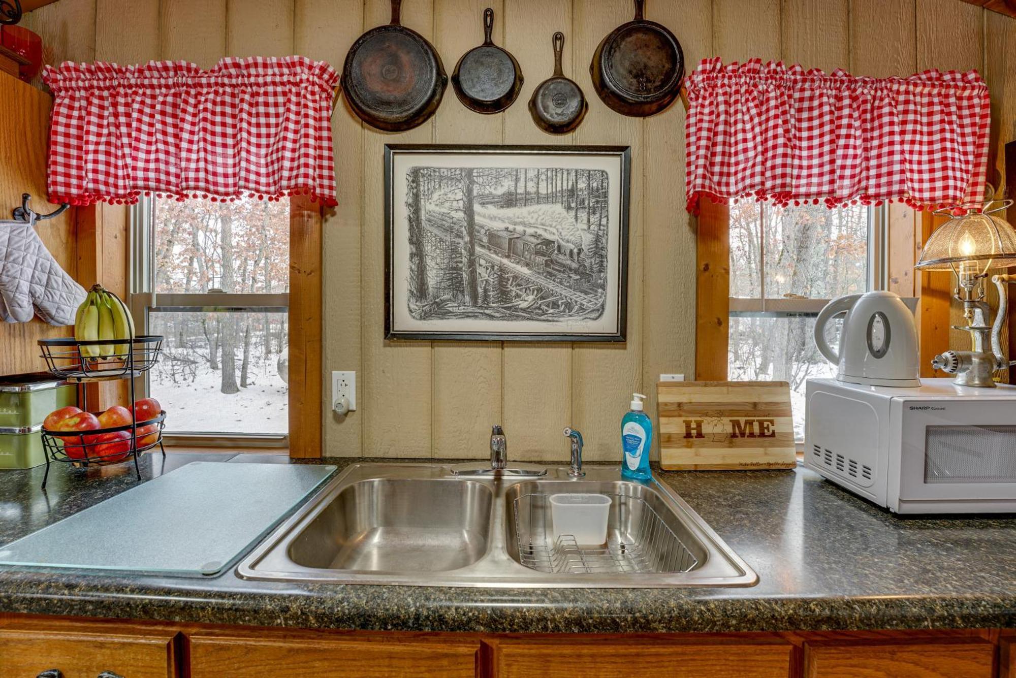 Pet-Friendly Irons Cottage About 4 Mi To Sand Lake! 外观 照片