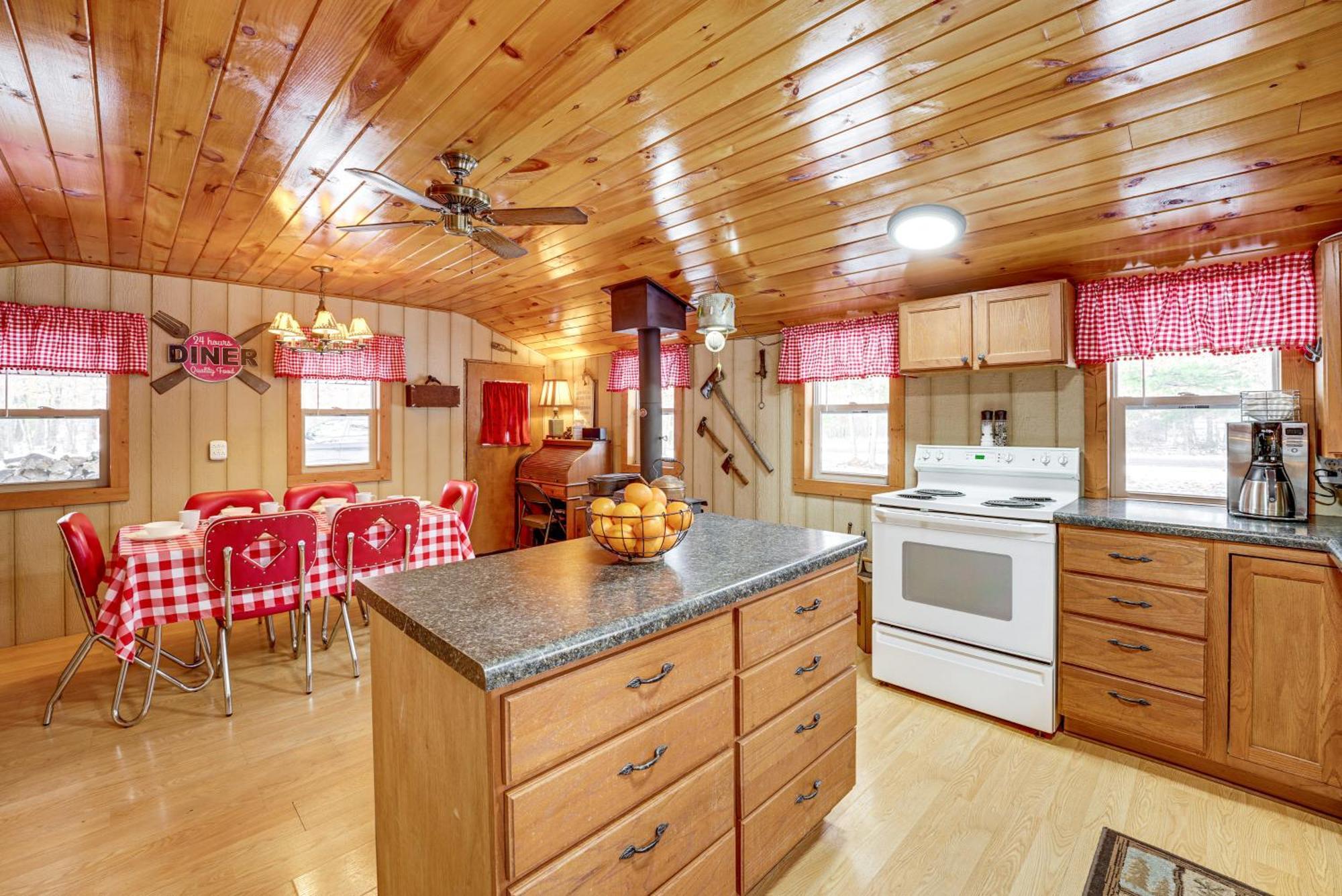 Pet-Friendly Irons Cottage About 4 Mi To Sand Lake! 外观 照片